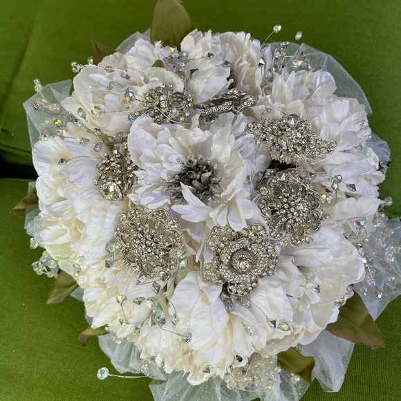 New, Beautiful hand crafted wedding bouquet. White/pearl colored peonies - Picture 3 of 9